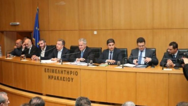 Στο Ηράκλειο ο Βορίδης για τα προβλήματα των παραγωγών – Επεισόδια μεταξύ αγροτών-αστυνομίας