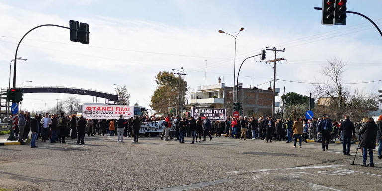 Πάτρα: Συμβολικός αποκλεισμός της εθνικής μετά τον θάνατο δύο εκπαιδευτικών σε τροχαίο