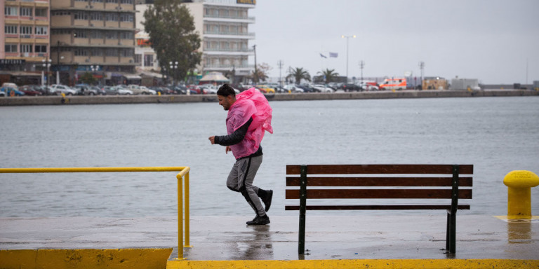Καιρός: Συνεχίζονται οι θυελλώδεις άνεμοι στο Αιγαίο- Βροχές και ασθενείς χιονοπτώσεις στη Κρήτη