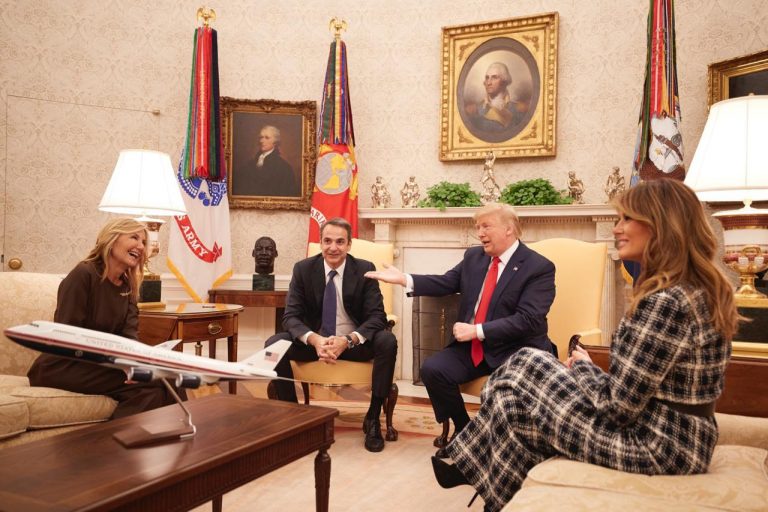 «Από εδώ και στο εξής σε χρίζω First Lady»: Τι είπε ο Τραμπ στη Μαρέβα και εκείνη έσκασε στα γέλια