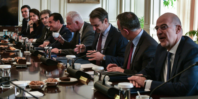 Υπουργικό: Συγχαρητήρια Μητσοτάκη σε Χρυσοχοΐδη (για «τοξοβόλο») και Σταϊκούρα (για το ομόλογο)