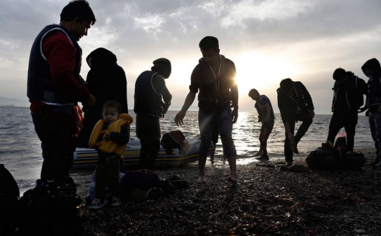 Associated Press: Η Ελλάδα βάζει πλωτό φράγμα στο Αιγαίο για να ανακόψει τις ροές μεταναστών