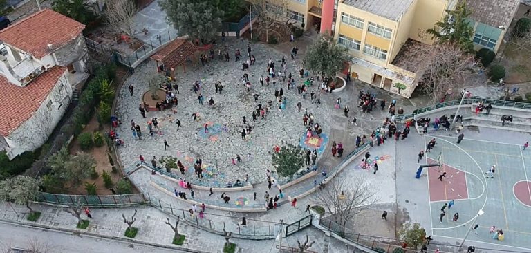 Δημοτικό σχολείο παίζει Χατζιδάκι στα διαλείμματα