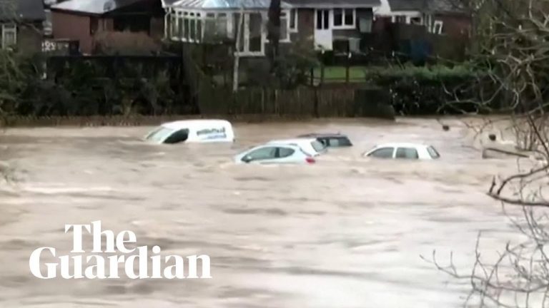 Καταιγίδα «Ντένις»: Παραμένει ο συναγερμός για πλημμύρες στη Βρετανία