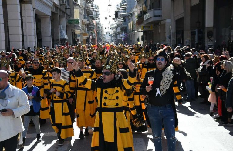 Χιλιάδες Πατρινοί αψήφησαν τις εντολές και παρέλασαν στο καρναβάλι