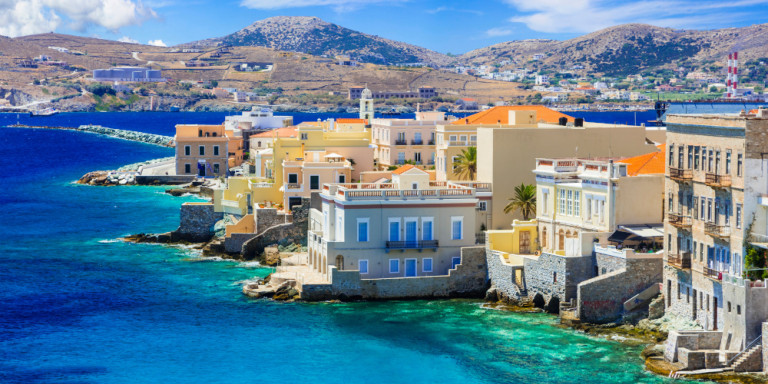 Η Daily Mail βρήκε την πιο περίεργη πόλη της Ελλάδας -Ενα ιταλικό αριστούργημα, δεν έχει σοκάκια και ασβεστωμένα σπίτια