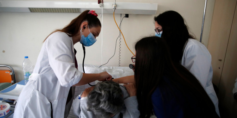 Κορωνοϊός: Το Associated Press υποκλίνεται στους φοιτητές Ιατρικής που κράτησαν όρθιο το νοσοκομείο «Σωτηρία» εν μέσω πανδημίας