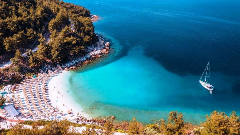 Το «Δάκρυ της Αφροδίτης» και 8 ακόμα λόγοι για περάσετε τις διακοπές σας στη Θάσο