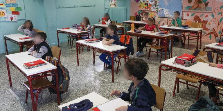 Ανοιξαν τα δημοτικά σχολεία: Με το αντισηπτικό στο χέρι οι εκπαιδευτικοί -Αποστάσεις και διαφορετικά διαλείμματα