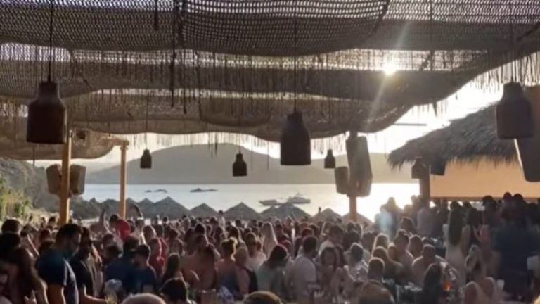Με κόσμο αλλά νόμιμα ανοιχτό το beαch bar στη Μύκονο που του επιβλήθηκε «λουκέτο»