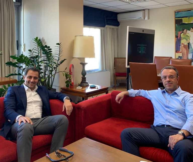 Στήριξη των επιχειρήσεων στις τουριστικές περιοχές εξέφρασε ο βουλευτής ΝΔ Ηρακλείου κ. Μάξιμος Σενετάκης στη συνάντηση που είχε  στο Υπουργείο Οικονομικών με τον Υπουργό Οικονομικών κ. Χρήστο Σταϊκούρα.