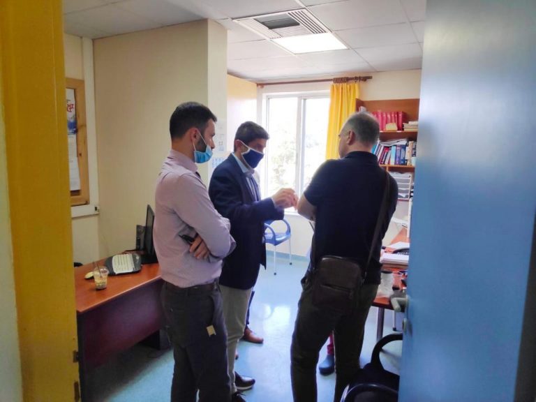 Στο Βενιζέλειο ο Υφυπουργός Αθλητισμού, Λευτέρης Αυγενάκης, για την κατάσταση της υγείας της αθλούμενης που αισθάνθηκε αδιαθεσία στο κολυμβητήριο Ηρακλείου της ΓΓΑ