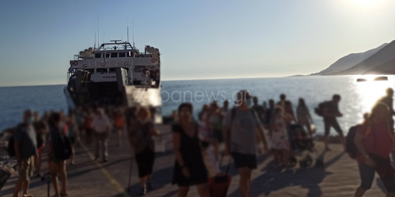 Συνωστισμός σε πλοίο στα Χανιά -Εμειναν στα αυτοκίνητα στο γκαράζ για να μη στριμωχτούν