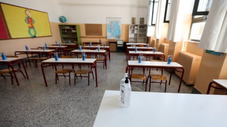 Γονιός έξω από σχολείο: «Θα συνεχίσω να φέρνω τα παιδιά μου χωρίς μάσκα και ας μην τα δέχονται»