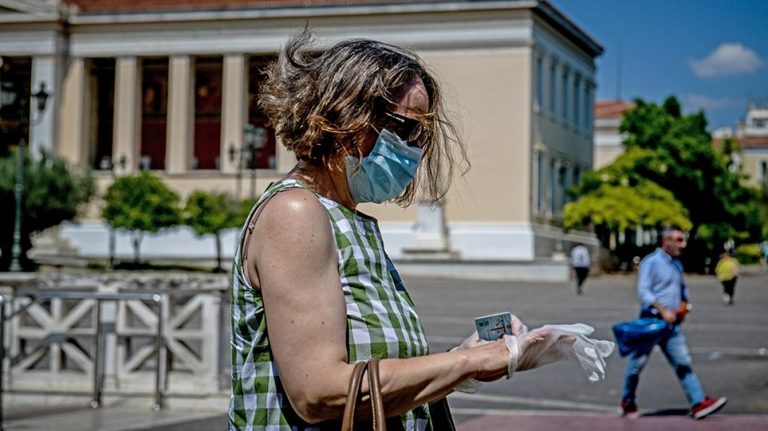 Κορωνοϊός-Δερμιτζάκης: Στην Αθήνα να φοράμε παντού μάσκα -Πιθανό να ξεκινήσει ο εμβολιασμός μέσα στον Δεκέμβριο