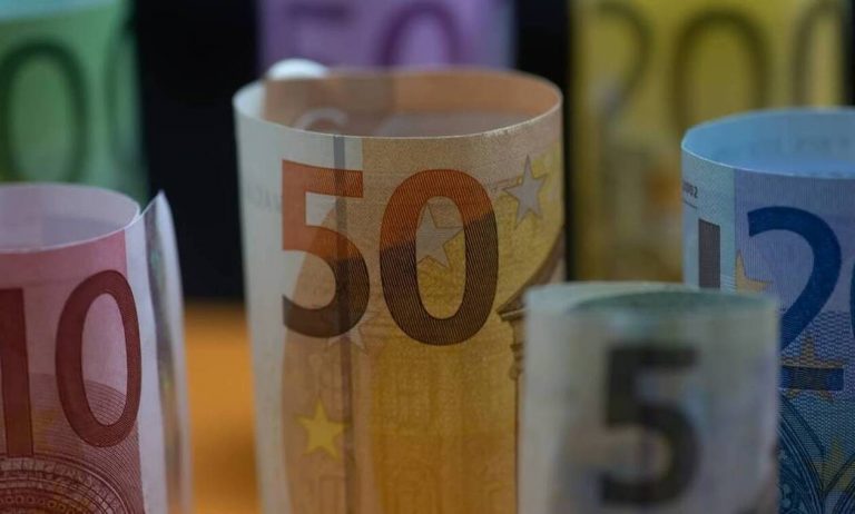 Ξεκινάει η πληρωμή των δώρων Πάσχα – Αναλυτικά το ημερολόγιο για μισθούς, συντάξεις, επιδόματα