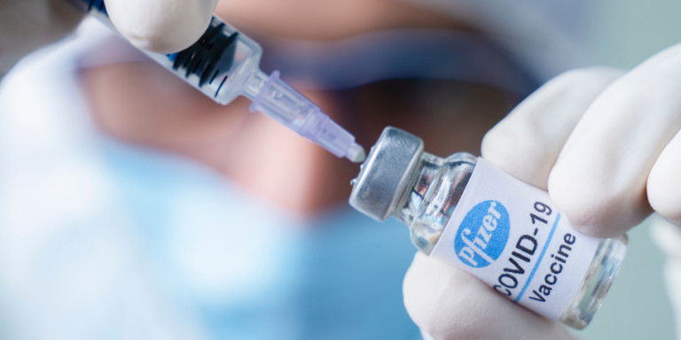 Pfizer: Η τρίτη δόση εμβολίου προστατεύει από τη μετάλλαξη Όμικρον