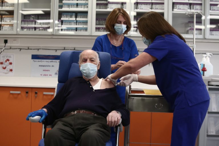 Yποχρεωτικόs Eμβολιασμόs: Ποιοι εξαιρούνται, ποιοι θα πληρώσουν μισό πρόστιμο