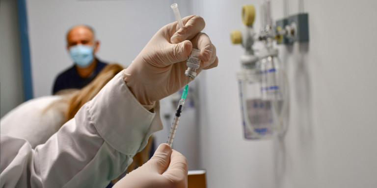 Εμβολιασμοί: Ανοίγει σήμερα η πλατφόρμα για τις ηλικίες 70-74 -Πόσοι πολίτες έχουν εμβολιαστεί στα μεγάλα αστικά κέντρα