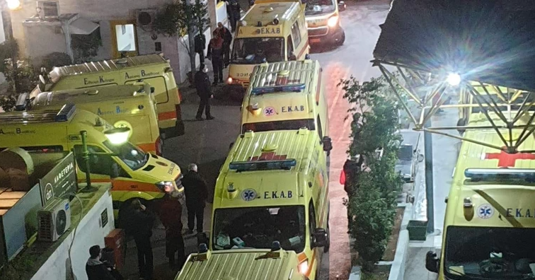 Μία εικόνα (που έγινε viral) χίλιες λέξεις: Ουρά τα ασθενοφόρα στον Ευαγγελισμό σε βραδιά εφημερίας