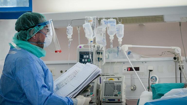 Μετά τον παπά και την παπαδιά, πέθανε και ο γιος από κορωνοϊό
