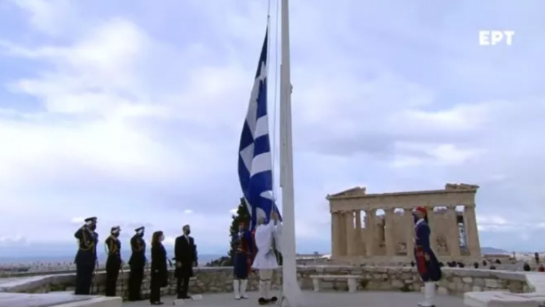 Η συγκινητική στιγμή της έπαρσης σημαίας στον Ιερό Βράχο της Ακρόπολης!