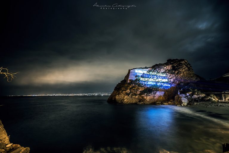Συγκινεί το βίντεο με το Παλαιόκαστρο στα χρώματα της Ελλάδας!