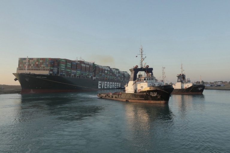 Πέφτουν οι τιμές του πετρελαίου μετά τον απεγκλωβισμού του πλοίου στο Σουέζ