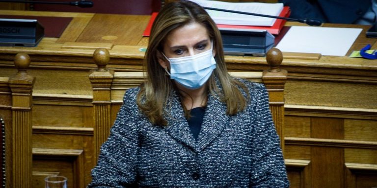 Ράπτη: «Επιστράτευση ιδιωτών γιατρών αν δεν έρθουν εθελοντικά – 2.000 ευρώ οι απολαβές»