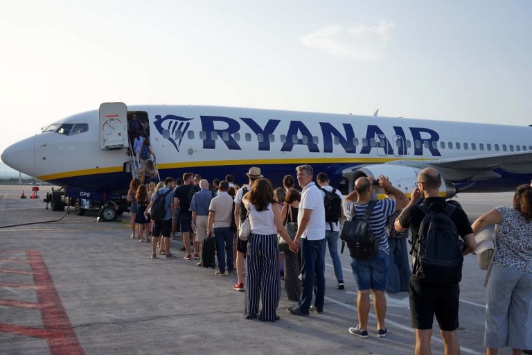 Ryanair: Τρεις νέες βάσεις στην Ελλάδα, 120 θέσεις εργασίας