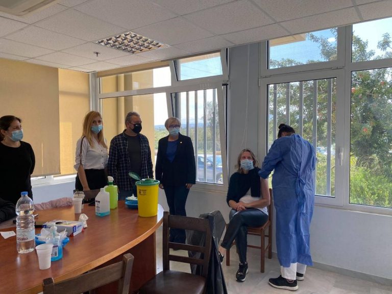 Εμβολιασμός κατά του κορωνοϊού στο ΚΔΑΠμεΑ Μαλεβιζίου