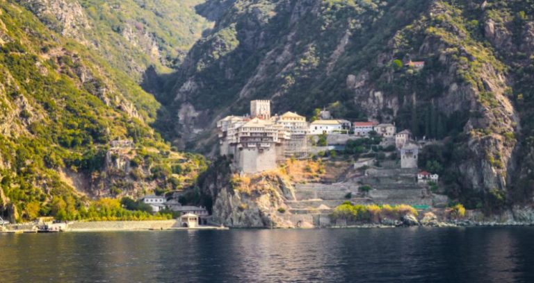 Μεγάλη φωτιά στο Άγιο Όρος κοντά σε μοναστήρι