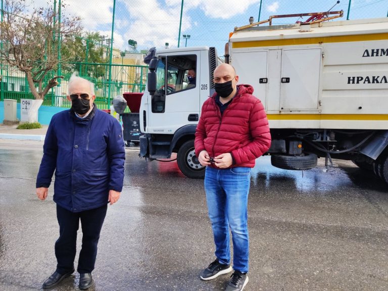 Ο Δήμαρχος Ηρακλείου Βασίλης Λαμπρινός στην στοχευμένη δράση καθαριότητας στο Δειλινό