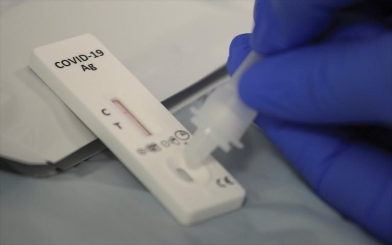 «Καμπανάκι» ΠΟΥ για Covid: «Συνεχίζει να εξελίσσεται και να αλλάζει, ανάγκη για εμβολιασμό