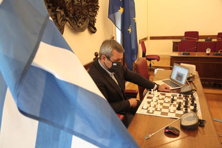 Παρτίδες για γερά νεύρα στο 1ο Ευρωπαϊκό Κοινοβουλευτικό Τουρνουά Σκακιού – Εντυπωσιακή συμμετοχή και 5η θέση για τον Χάρη Μαμουλάκη