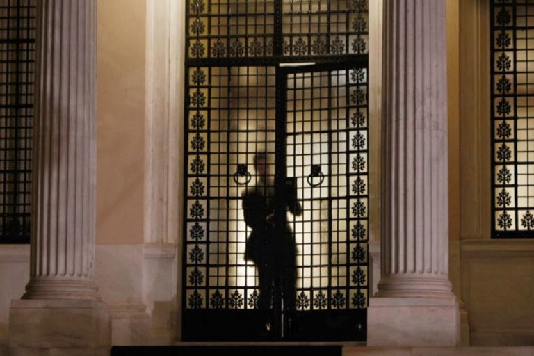 Ρωγμές στις σχέσεις κυβέρνησης με επιτροπή ειδικών -«Κάντε στη μπάντα» το μήνυμα του Μ. Μαξίμου