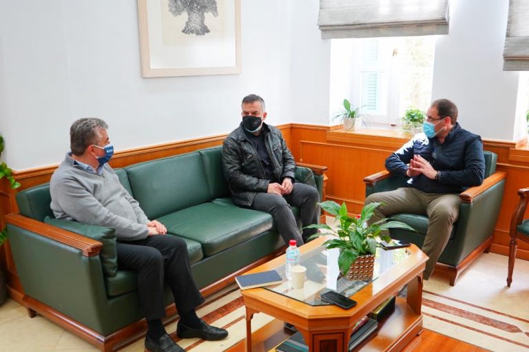 Συνάντηση Περιφερειάρχη Κρήτης με τον Δήμαρχο Ανωγείων και τον Διευθυντή του Αστεροσκοπείου Σκίνακα