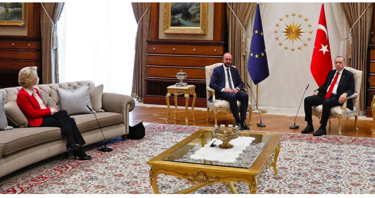 Ο Τσαβούσογλου δεν ζήτησε συγγνώμη για το «sofagate»: «Η ΕΕ ευθύνεται, όχι η Τουρκία»!