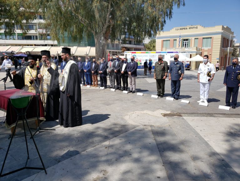 Με επιμνημόσυνη δέηση και κατάθεση στεφάνων στο Μνημείο του Άγνωστου Στρατιώτη τιμήθηκε σήμερα στο Ηράκλειο η επέτειος των Εθνικών Αγώνων και της Εθνι