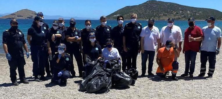Διακεκριμένοι Αθλητές του Λιμενικού Σώματος και στελέχη του ΥΝΑΝΠ σε δράση ευαισθητοποίησης καθαρισμού ακτών
