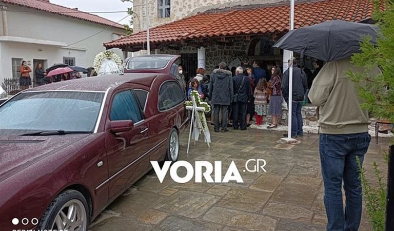 Θεσσαλονίκη: Συνωστισμός σε κηδεία ιερέα – αρνητή που πέθανε από κορονοϊό