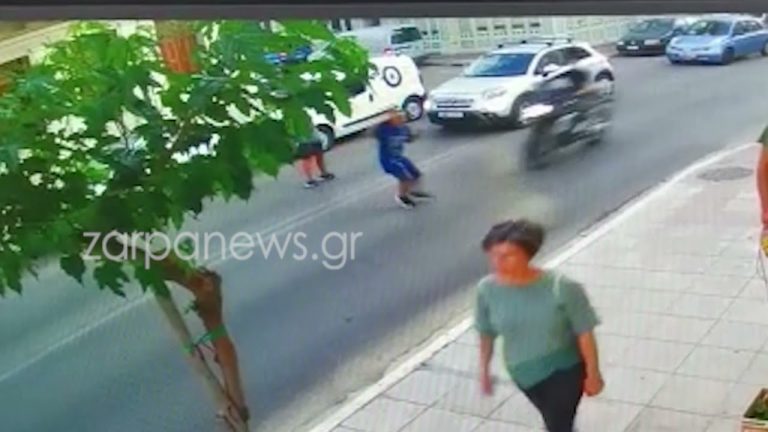 Η σοκαριστική στιγμή που μηχανή παρασύρει παιδί στα Χανιά