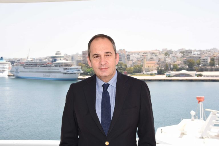 Με απόφαση Πλακιωτάκη το Λιμενικό αναλαμβάνει τον έλεγχο της επιβίβασης στα πλοία