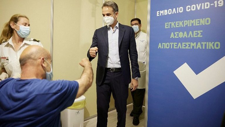 Ασφυκτική πίεση σε ανεμβολίαστους – Μητσοτάκης: Δεν θα «πληρώσουν το μάρμαρο» οι εμβολιασμένοι