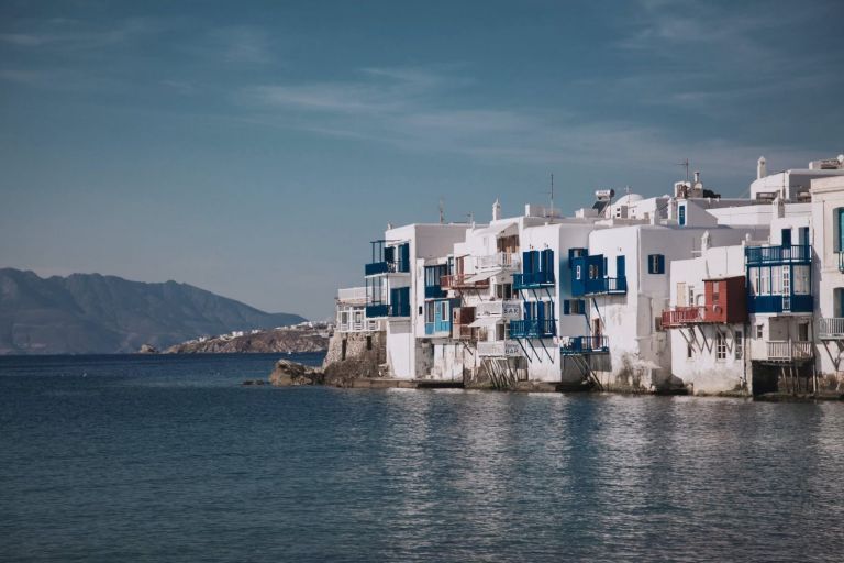 Κοροναϊός: «Μοντέλο» Μυκόνου σε τέσσερα νησιά – Ποια μέτρα εξετάζει η κυβέρνηση