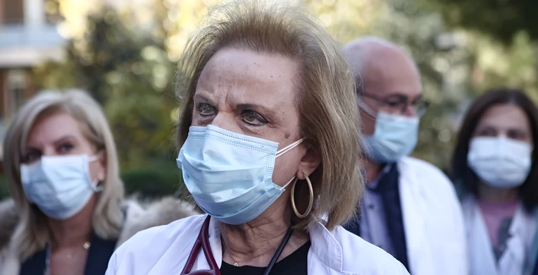 Παγώνη: Να γίνονται εμβολιασμοί σε πλατείες, μπαρ, έξω από εκκλησίες – Μέτρα Μυκόνου και σε άλλα νησιά