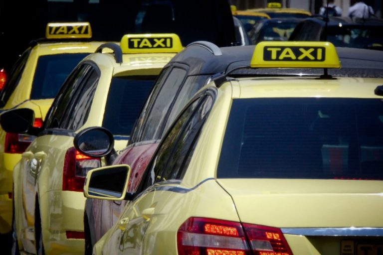 Απίστευτη καταγγελία από δημοσιογράφο: Ζήτησε απόδειξη από ταξιτζή και εκείνος την… οδήγησε στο νοσοκομείο (βίντεο)