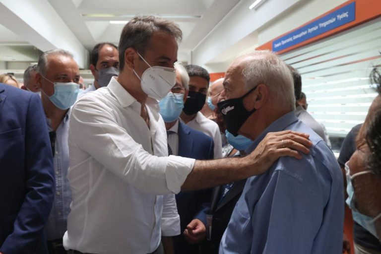 Ο Δήμαρχός Ηρακλείου Βασίλης Λαμπρινός στη σύσκεψη  με τον Πρωθυπουργό για τους εμβολιασμούς