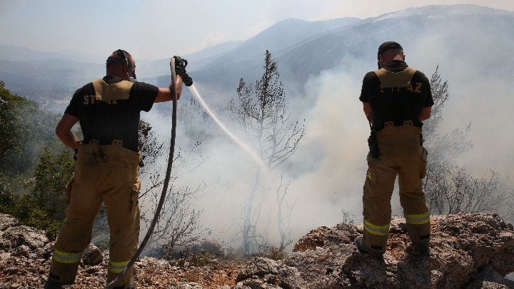 Βελτιωμένη η κατάσταση με τη φωτιά στα Βίλια-Μάχη να προληφθούν οι αναζωπυρώσεις