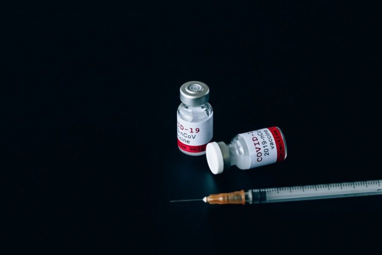 Νοσοκόμα χορηγούσε αλατούχο διάλυμα αντί για εμβόλιο κατά του κορονοϊού